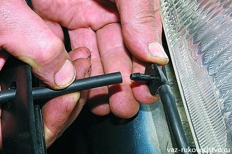 Омыватель лобового стекла 2110. Ваз 2111 очиститель фар. шланг омывателя ваз 2110. ваз 2110 очиститель фар провода. омыватель фар 2110.