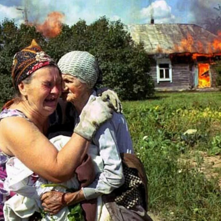 Сгоревшая бабушка. Бабка пожар. Бабушка огонь. Бабушка у сгоревшего дома.