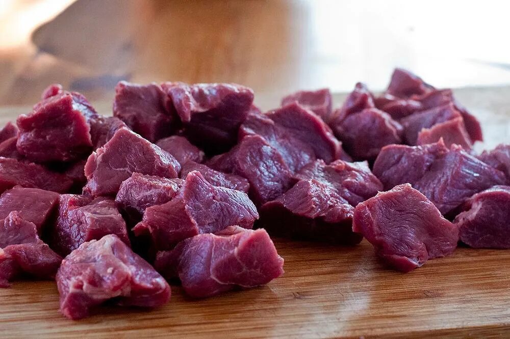 Как замариновать говядину для шашлыка. Шашлык говядина мякоть. мясо для шашлыка из говядины. говядина шашлык маринад. кусковое мясо говядины.