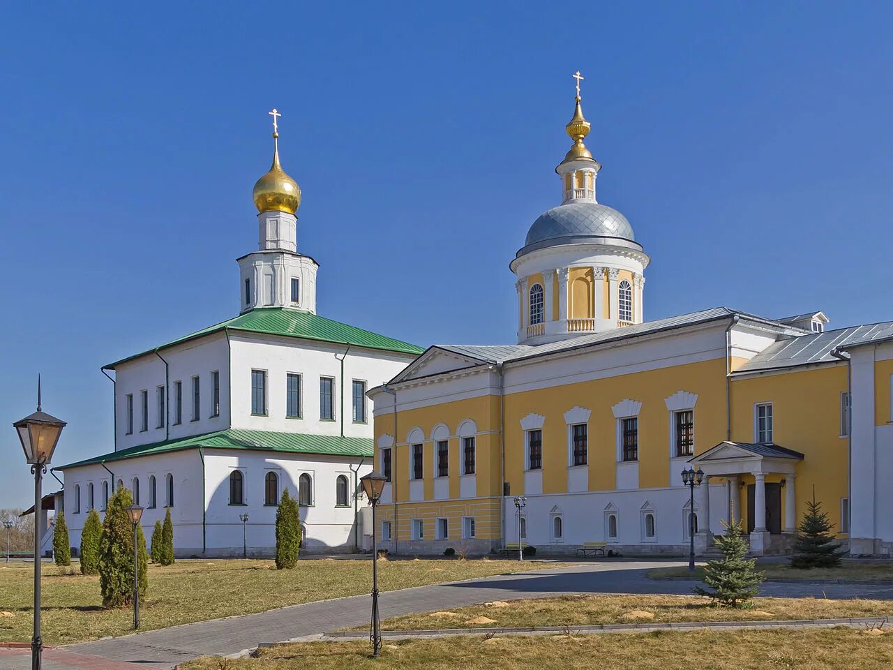 Коломна богоявленский старо голутвин монастырь. Голутвин монастырь в коломне. Голутвин монастырь в коломне. Старо-голутвин монастырь коломна. Богоявленский старо-голутвинский монастырь.
