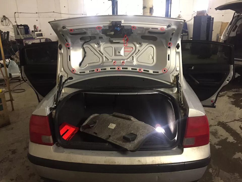 Volkswagen passat b6 багажник. Volkswagen passat 2000 седан багажник. Коврик в багажник пассат б5. Багажник vw passat b5 седан. Багажник пассат б5 седан.