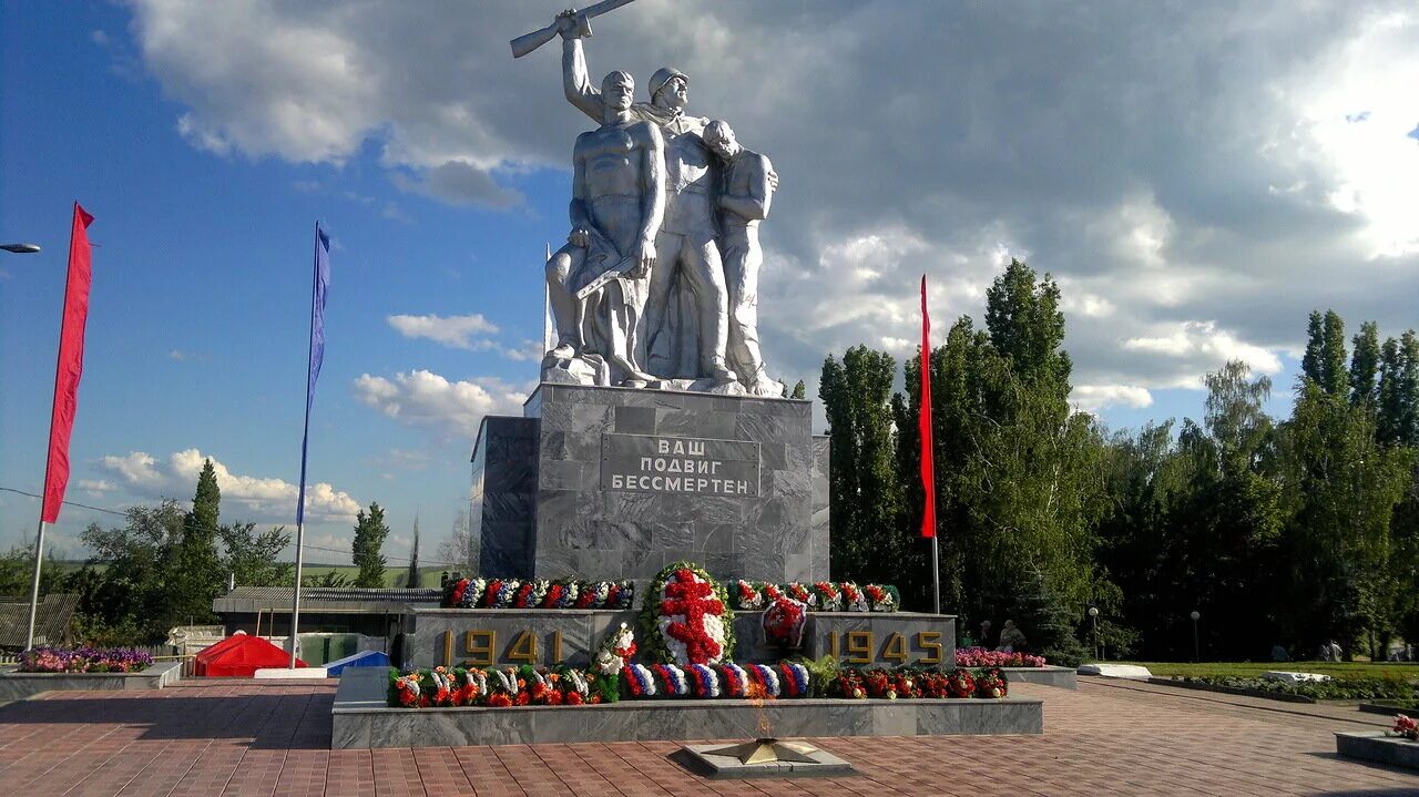 5 городов орловской области. Г Ливны Орловская область. Памятники города Ливны. Мемориальный комплекс на площади Победы (г. Ливны). Мемориальный комплекс Ливны.