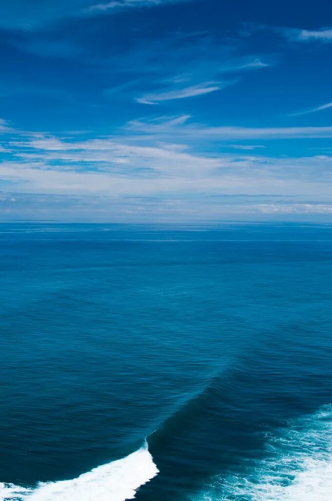 Замерзшие саргассово море. Волна прибой. Голубое море. Океан удачи. Море небо.
