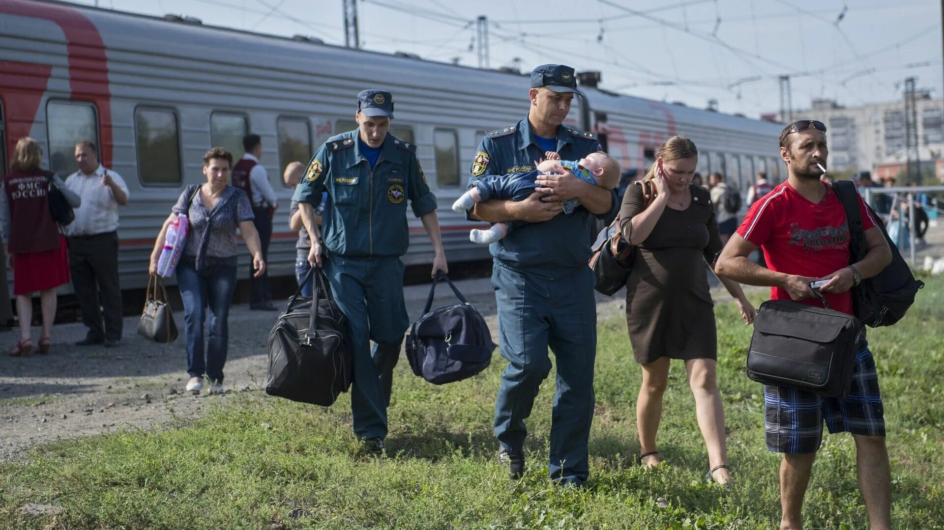 Приезд из границы. Беженцы из Украины в Россию. Беженцы в России. Беженцы с Украины в Россию 2014. Вынужденные переселенцы.