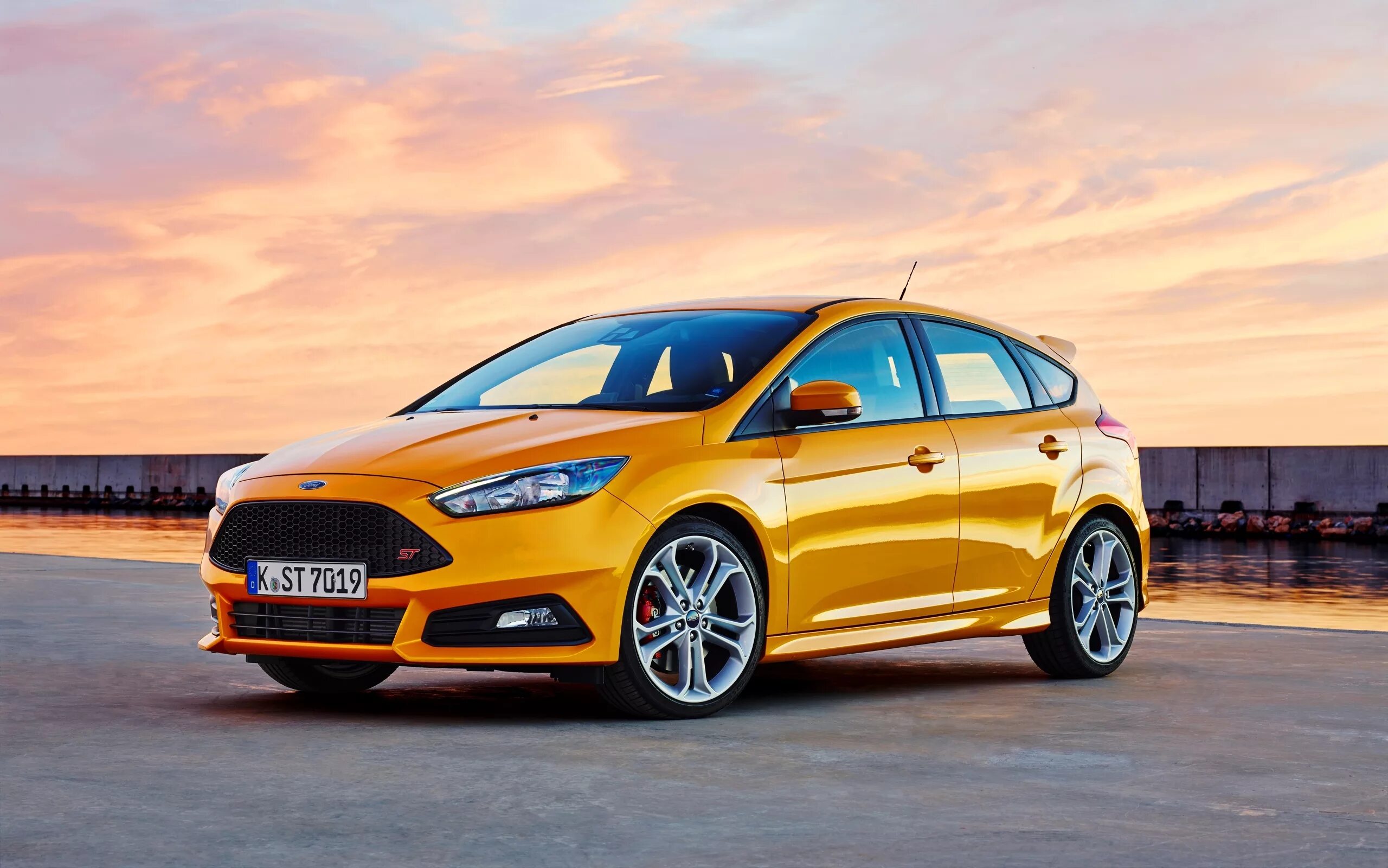 Машина форд фото. Ford Focus St 2015. Ford Focus 3 St. Ford Focus St 3 Рестайлинг. Ford Focus 3 хэтчбек St.