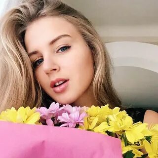Женщина блоггер видео