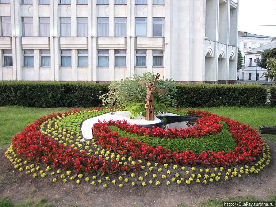 Клумба цветы россии. Сквер на улице Андропова Ярославль. Александровский сад СПБ цветники. Красивые городские клумбы. Современные клумбы.