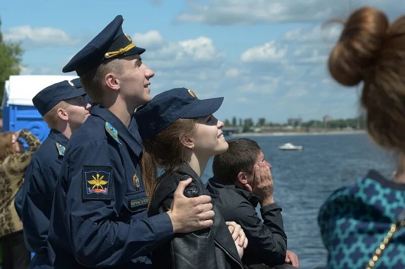 Улица гача возле площадки. Мем про хила дд танка. Последние дд. Последние дд. Последние дд.