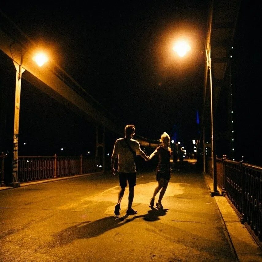 Поздно вечером молодая. Парень ночью. Прогулка ночью. Гулять ночью. Парень и девушка гуляют ночью.