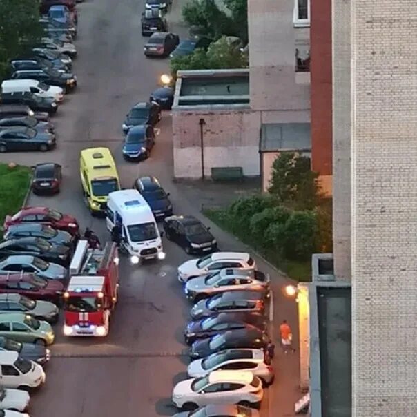 Гибель детей окна. Выпал ребенок спб. Мальчик выпал из окна в санкт-петербурге. Падение мужчины из окна 03. Выпал ребенок спб.