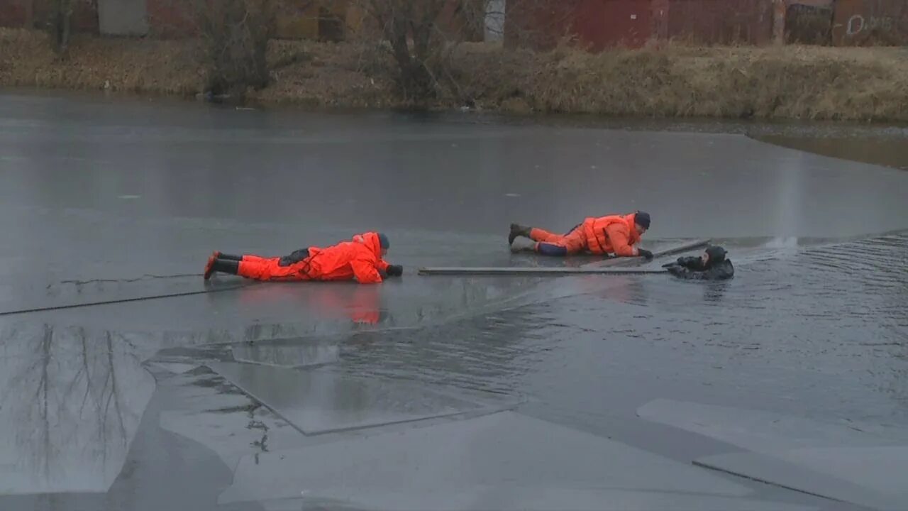 Спасение человека провалившегося под лед. МЧС спасает провалившегося под лед.