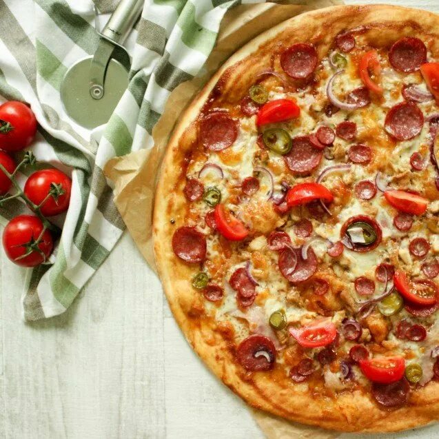 Пицца пепперони с халапеньо. Пицца пепперони дьябло. Как сделать острую пиццу. Как сделать острую пиццу. Пицца пикантная.