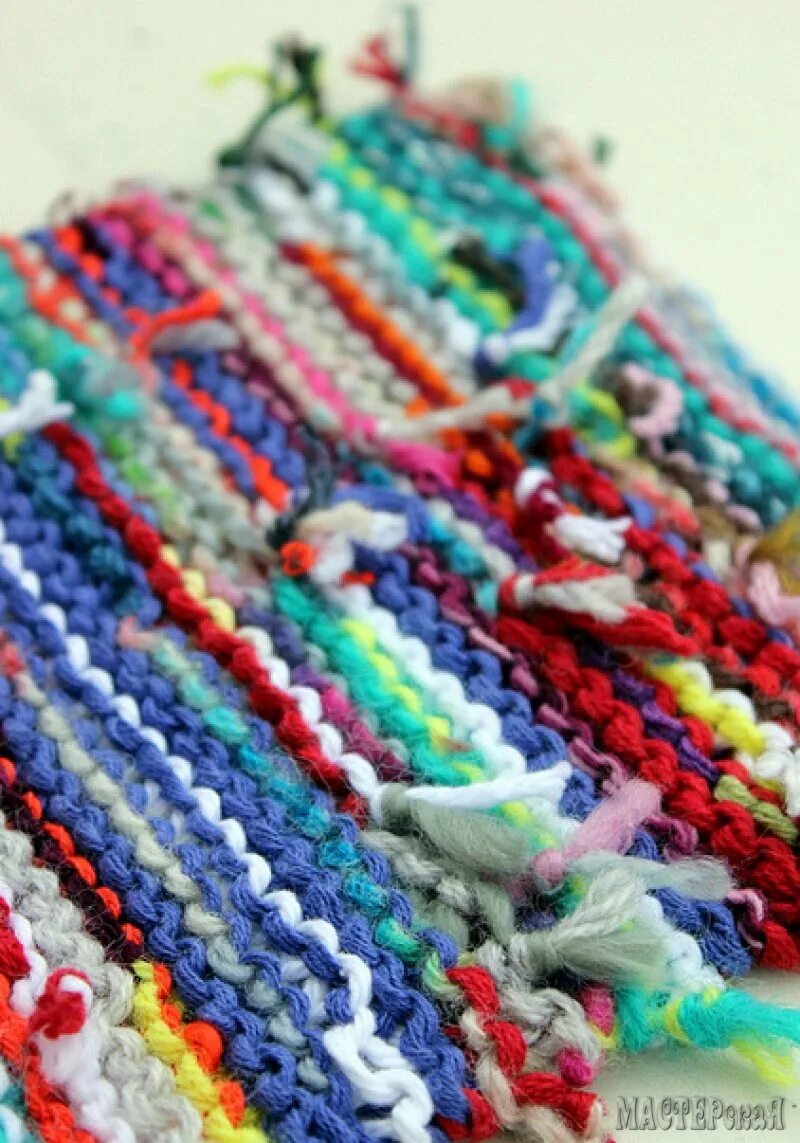 Как вязать разной пряжей. Цветные нитки для вязания. Плед из разноцветной пряжи. Из остатков пряжи крючком. Вязаный плед спицами из остатков пряжи.