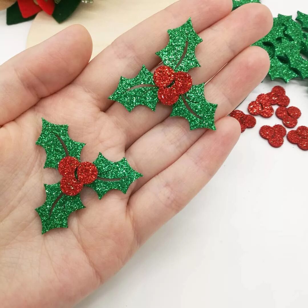 новогодние украшения из фоамирана своими руками. ёлочные игрушки своими из фоамирана глиттерного блестящего. новогодние игрушки из глитерного фоамирана. новогодние заколки для волос. резиночки из фетра.