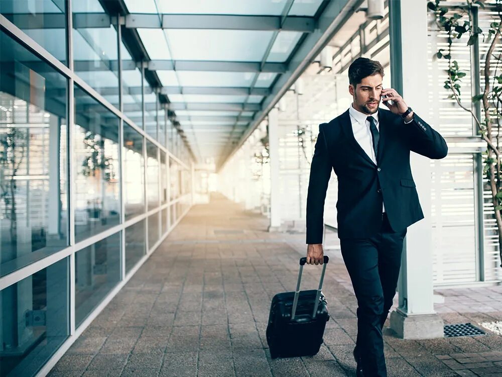 бизнесмен в аэропорту. бизнесмены туристы. мужчина в бизнес отеле. инсентив туризм. командировка.
