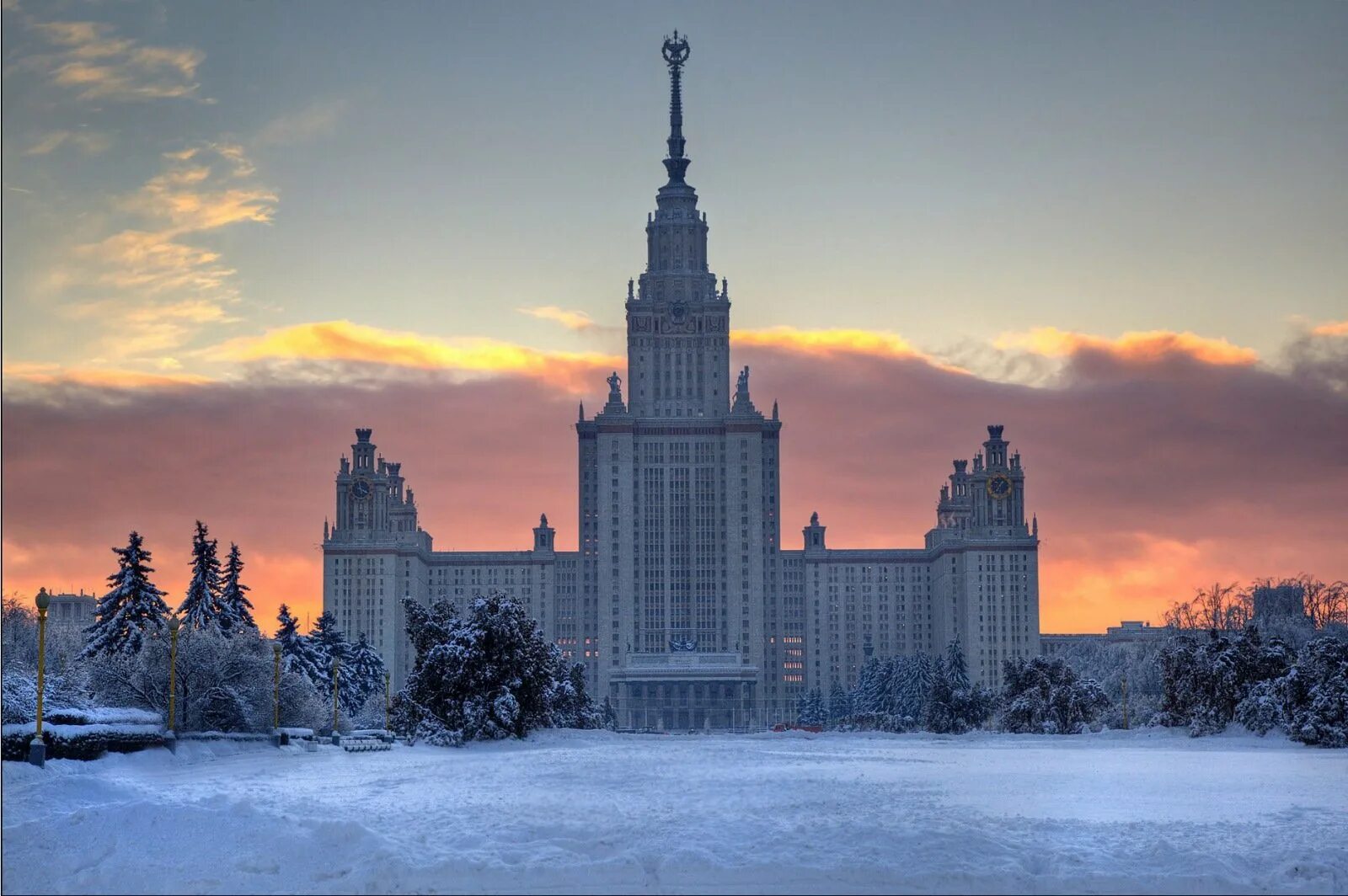 Мгу обои. Сталинские высотки МГУ. Воробьевы горы МГУ зима. Москва снег МГУ. Высотка МИД Москва зимой.