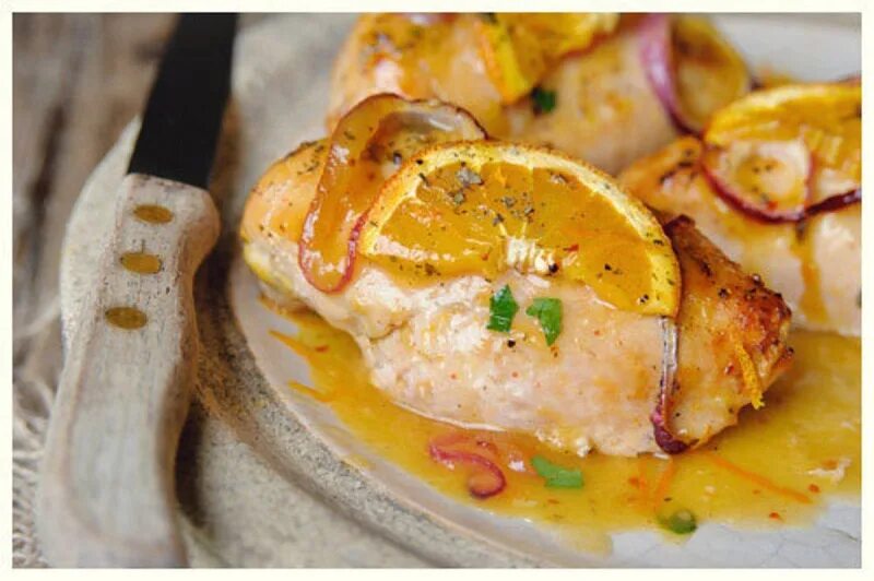 Куриная грудка с апельсинами. Куриная грудка с апельсинами в духовке. Апельсины куриные грудки. Куриное филе с апельсинами. Курица с апельсинами.