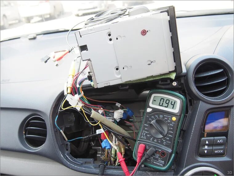 Прибавляет громкость в магнитоле. Выключается автомагнитола. Выключается автомагнитола. Провода на динамики в машине на магнитолу. Выключается магнитола при увеличении.