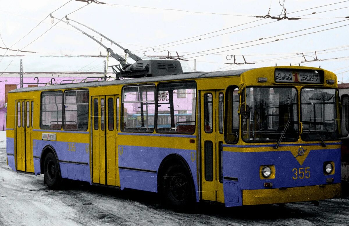 Троллейбус брянск депо. Троллейбусное депо троллейбусы петрозаводск. Троллейбусное депо иркутск. Троллейбус авангард иркутск. Вмз-5298.