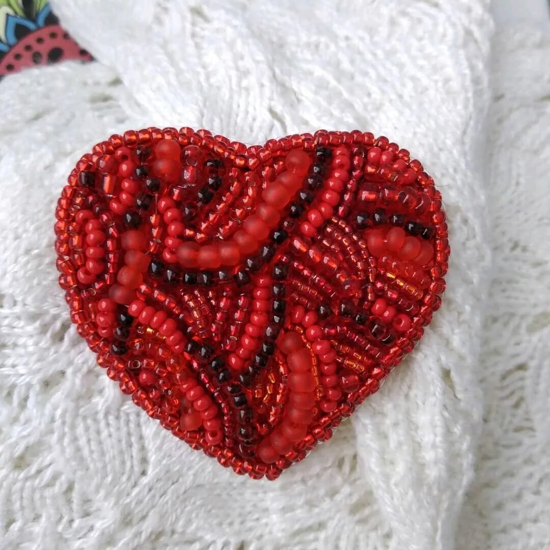 Вышитая брошь сердце. Вышивка бисером сердце. Брошь сердце. Брошь сердечко из бисера на фетре. Брошь сердце.
