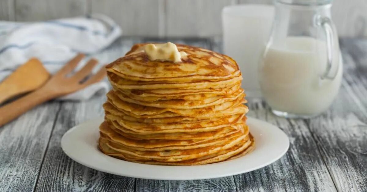 Масленица блины с маслом. Блины на молоке на масленицу. Ажурные блинчики на молоке. Приготовление блинчиков. Блинчики тонкие сливочные.