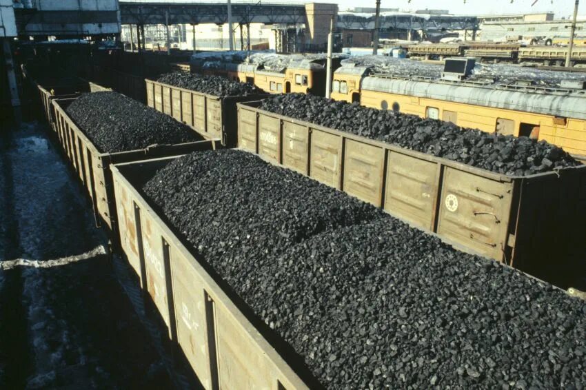 Перевозка каменного угля. Вагоны с углем. Полувагон с углем. Каменный уголь в вагоне. Поставки угля.