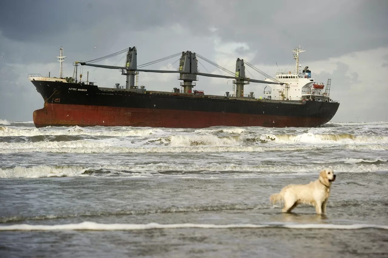 На мели. Корабль на мели. Корабли севшие на мель. Морское судно на мели.