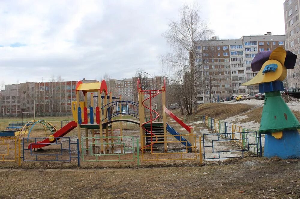 Парк космонавтов ижевск сад дружбы народов фото. Обрезка деревьев в детском саду. Работа в саду в ижевске. Сад дружбы народов ижевск парк космонавтов. Сегодня в садике лето они выпускают.