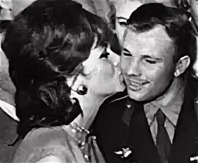 Гагарин и джина лоллобриджида. Джина Лоллобриджида целует Юрия Гагарина. Джина Лоллобриджида целует Юрия Гагарина, 1961 г. Джина Лоллобриджида про Гагарина.