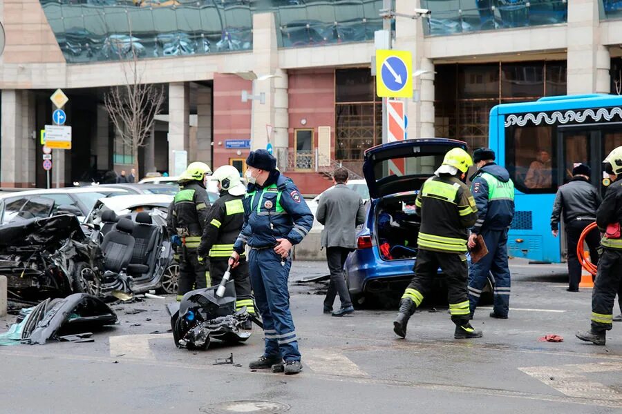 Врезался в москве. Аварии с автобусами 2020 москва и московская. Дтп с мерседесом москва зубовский бульвар. Врезался в москве. Дтп на садовом кольце 01 04 2021.