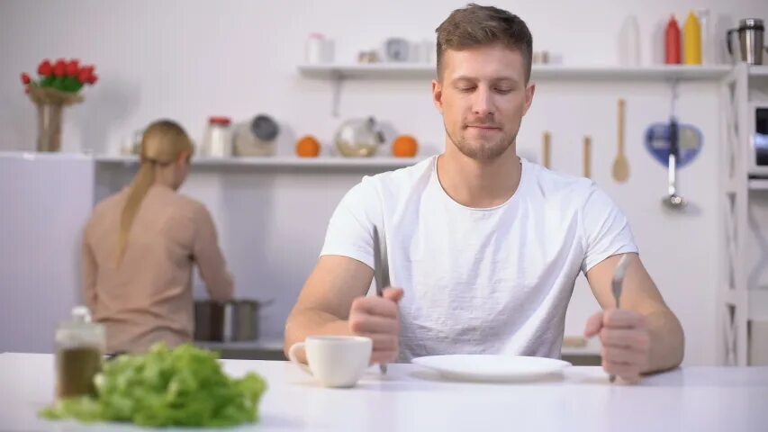 Мужик на кухне. Мужчина с ложкой и вилкой. Голодный на кухне. Мужская фотосессия на кухне. Spiritually hungry.