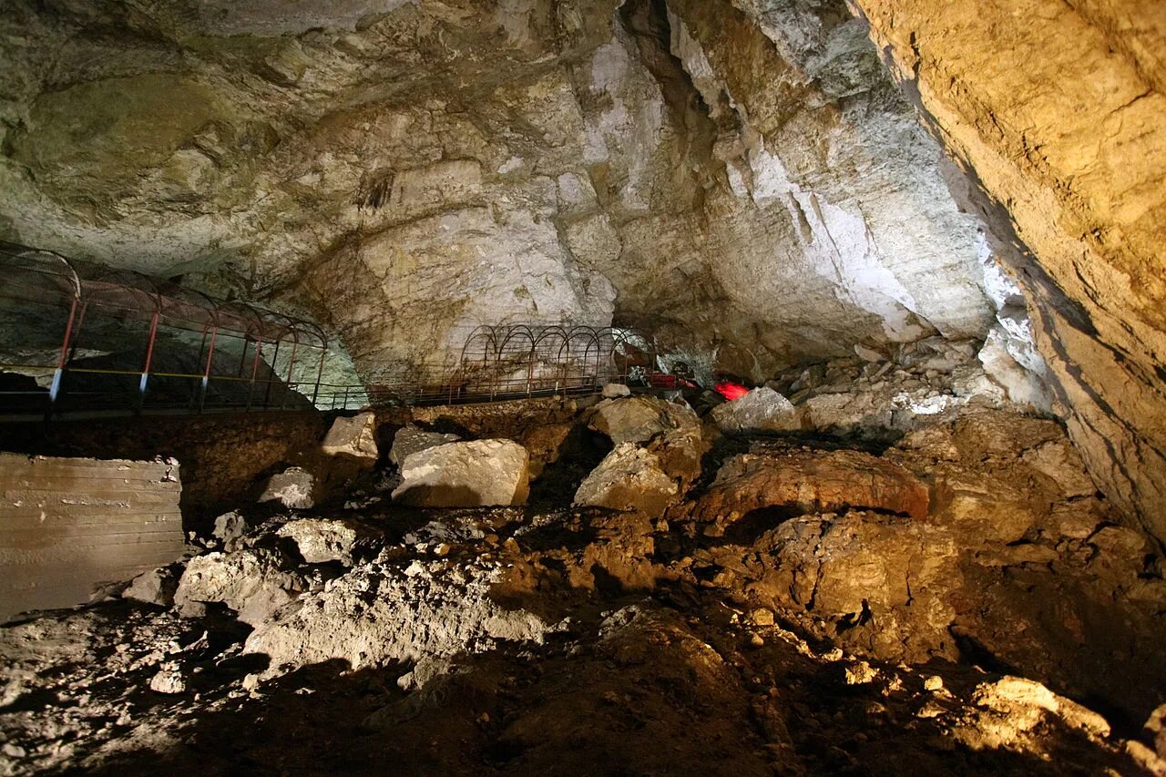 Новоафонская пещера новый Афон. Карстовая пещера новый Афон. Пещера в Абхазии новый Афон. Новоафонские пещеры спуск. Где расположена пещера