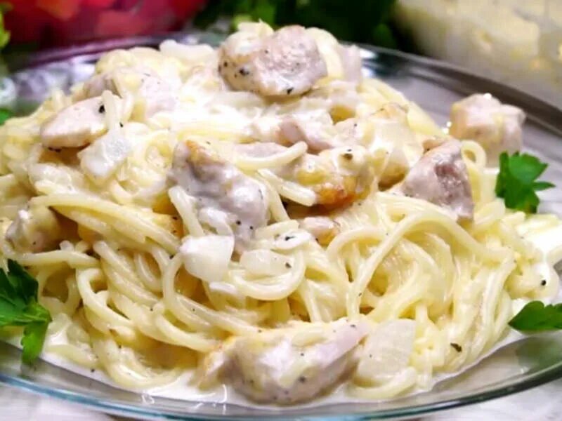Вермишель с куриным филе. Спагетти с куриным филе. спагетти с курицей в сливочном соусе. паста в сливочном соусе с сыром. макароны в сливочном соусе с сыром.
