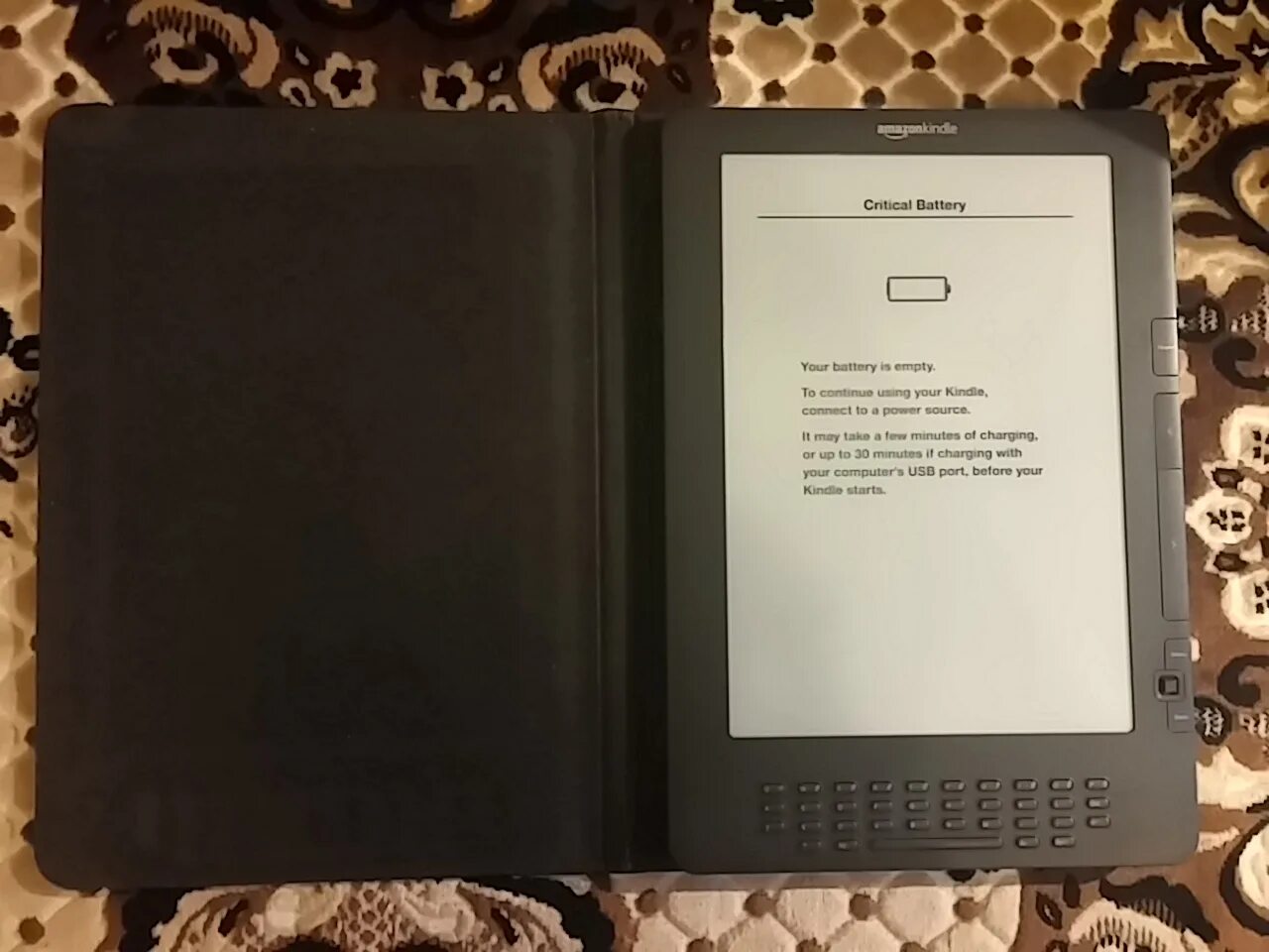 Электронная книга 12. Электронная книга Amazon Kindle DX. "Amazon Kindle" 2010 чехол. Читалка Киндл Амазон. Амазон Киндл электронная книга большая.