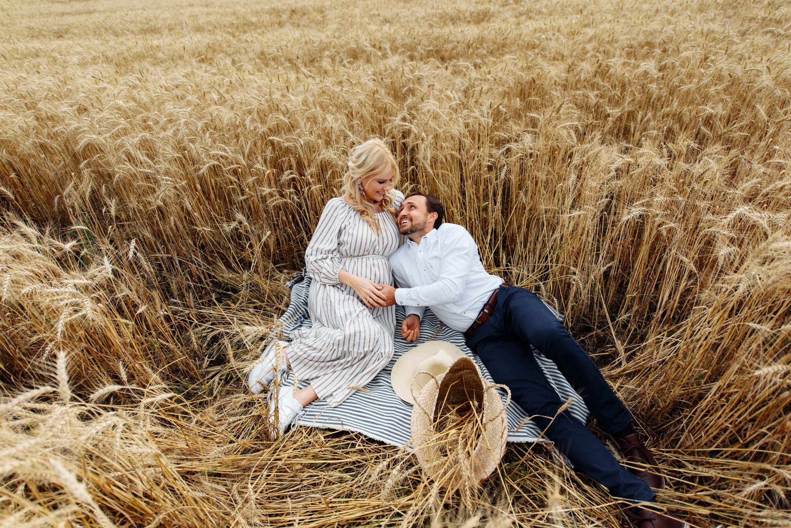Фотосессия в поле. Фотосессия в пшеничном поле. Фотосессия для беременных в пшеничном поле. Фотосессия беременности в колосьях.