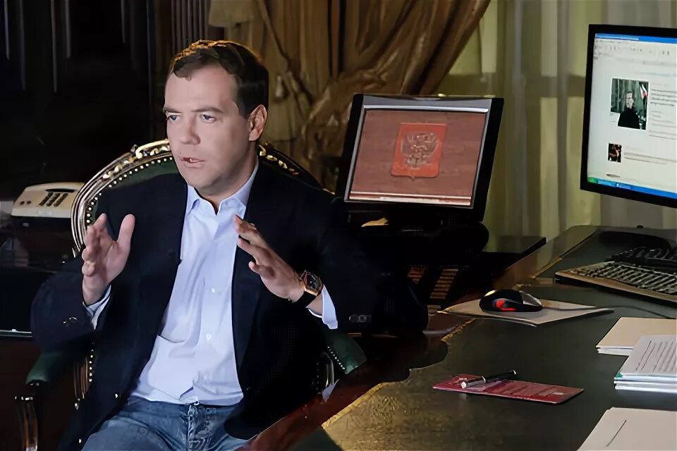 Блоги о политике. Земля Медведева. Медведев у себя в свитере.