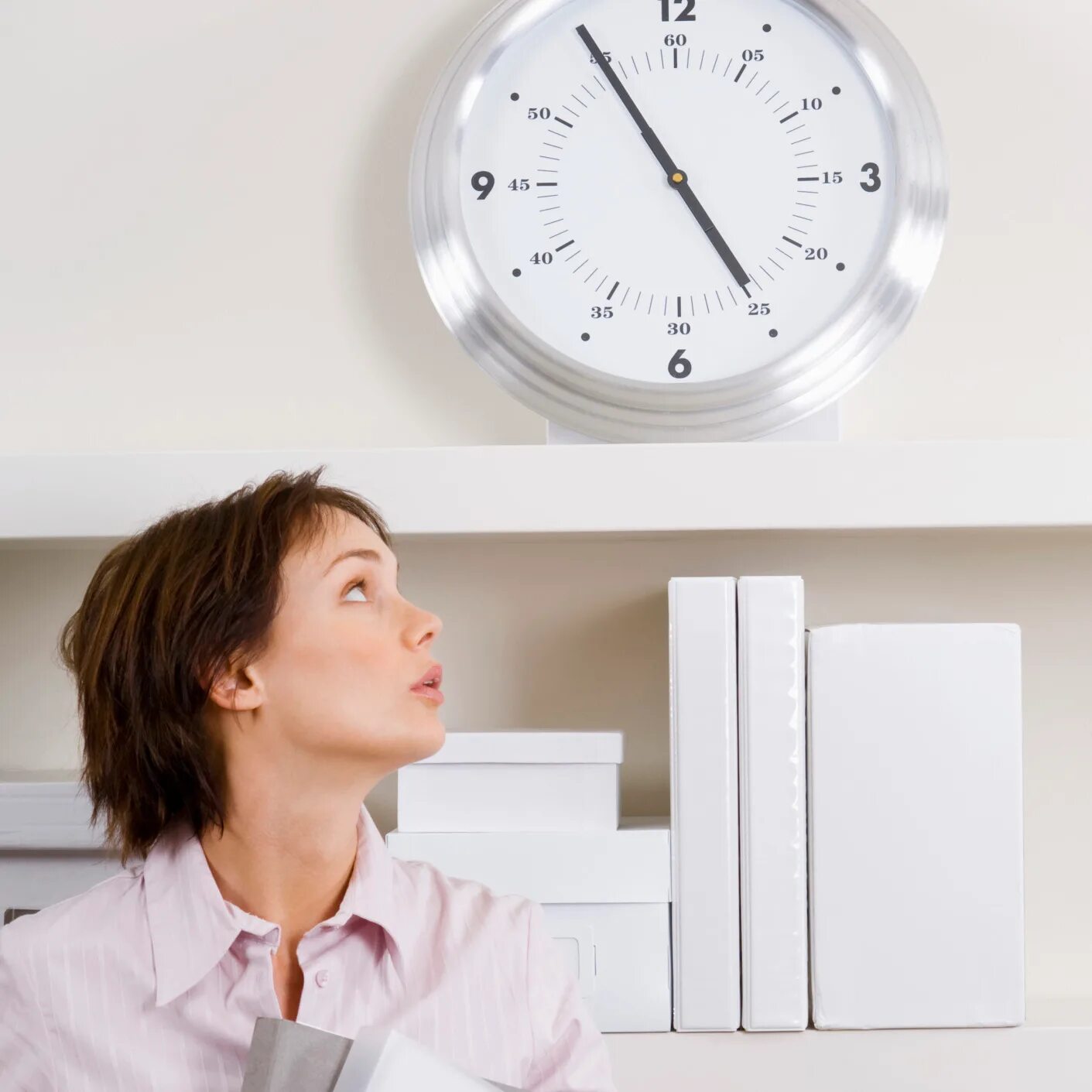 Трата времени. Человек с часами на работе. Рабочие дни. Непунктуальный человек. В это время люди работают!.