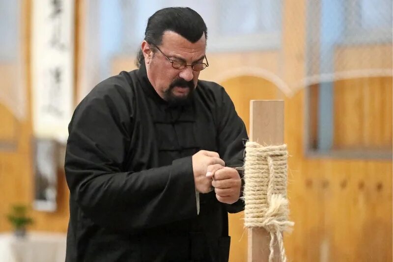 Чем сейчас занимается сигал. Стивен сигал. стивен сигал мастер боевых искусств. сигал 2025. стивен сигал 2000.