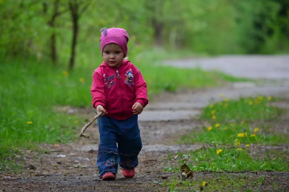 Можно ди гулять. Дети на прогулке. Прогулки с малышом. Дети на прогулке весной. Прогулка с маленьким ребенком.