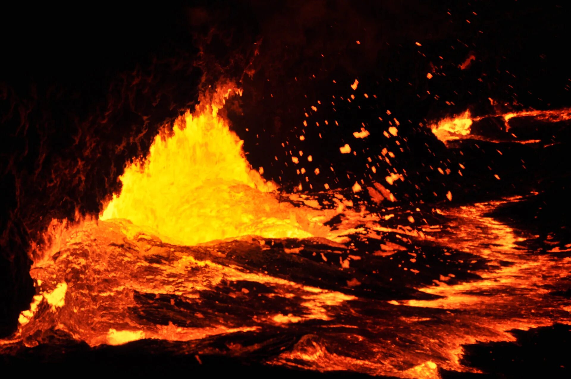 Кипящая земля. Кипящая магма вулкана. Бурлящая лава. Кипящая лава. Брызги ЛАВЫ.
