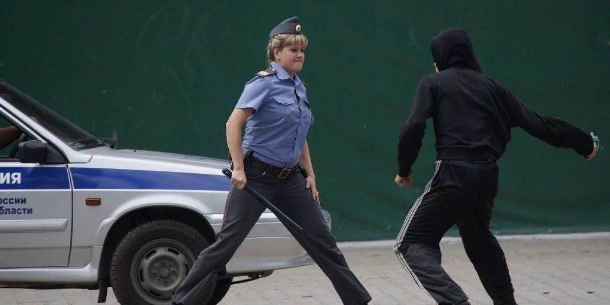 Девушку задержала полиция. Полицейский арестовывает преступника. полиция девушки задержали преступника. девушка полицейский арестовывает преступника. женщина полицейский задержала преступника.