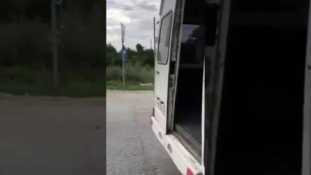 Автобус еще не ушел впр 7 класс. Выходить из автобуса. дверь маршрутки. газель вели. газель утро.
