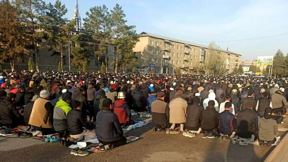 Время намаза приложение. Фото айт намаза на площади кр. Айт намаз 2024. Намоз. Такбир айт намаз.