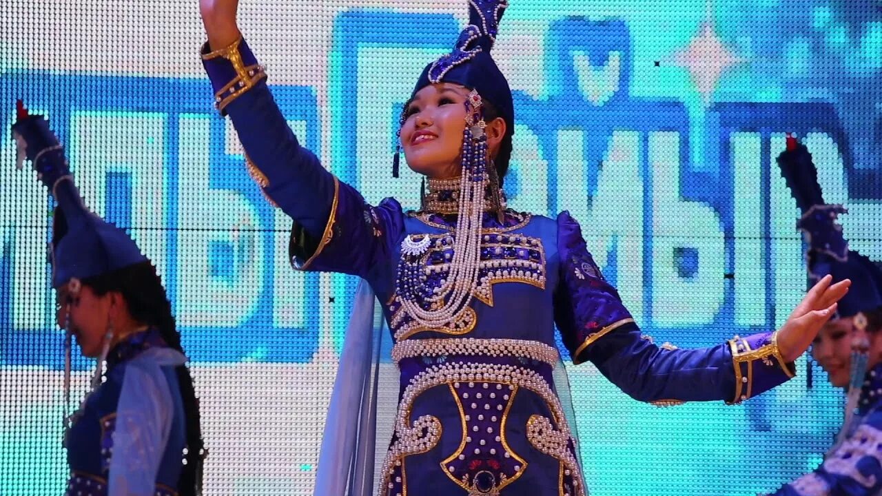 Авангард тыва хеп. Авангард мисс дангына. Стилизованные тувинские платья. Дангына мисс. Мини мисс тыва таныштырылга.