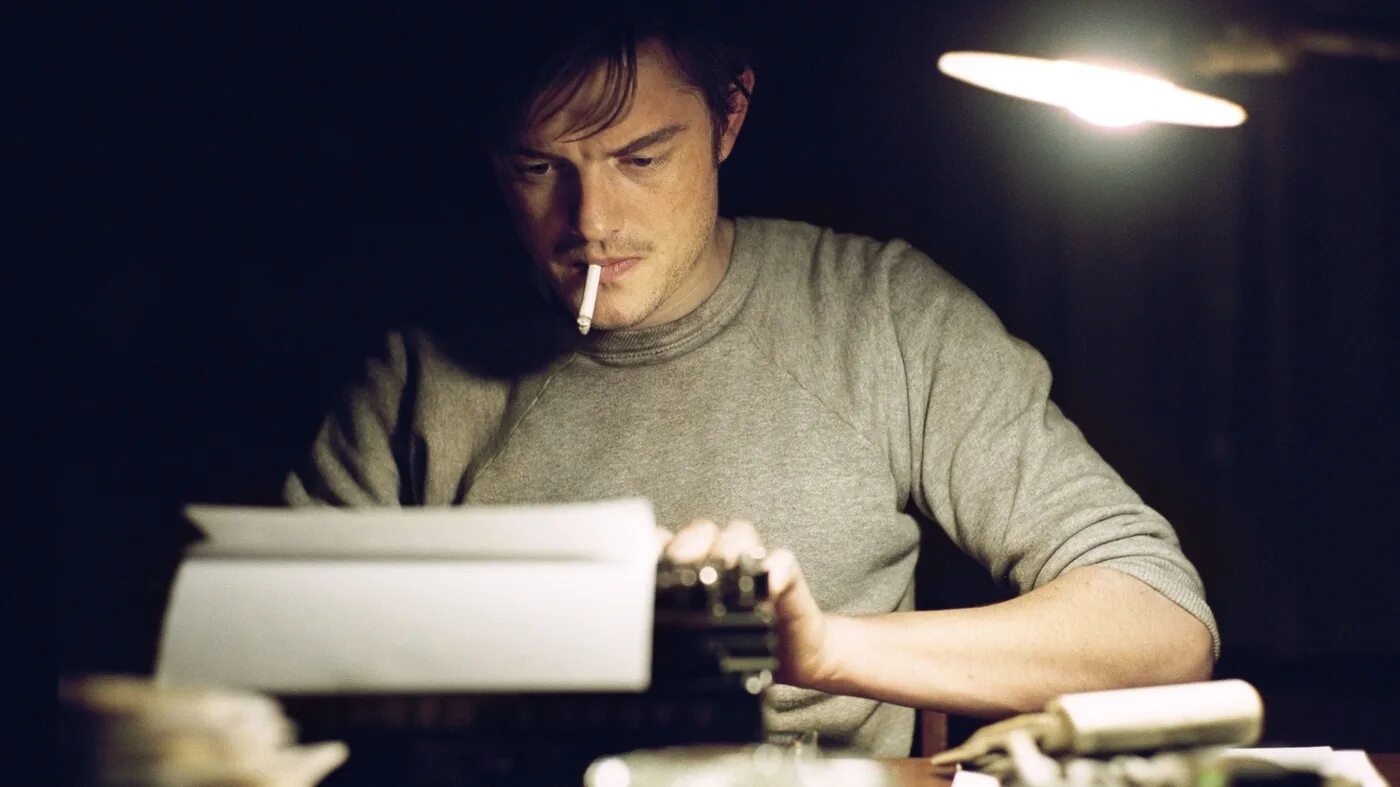 Чтение книги вечером. Свечи для мужчин. Мужчина пишет эстетика. Мужчина пишет вечером. Человек со свечой.