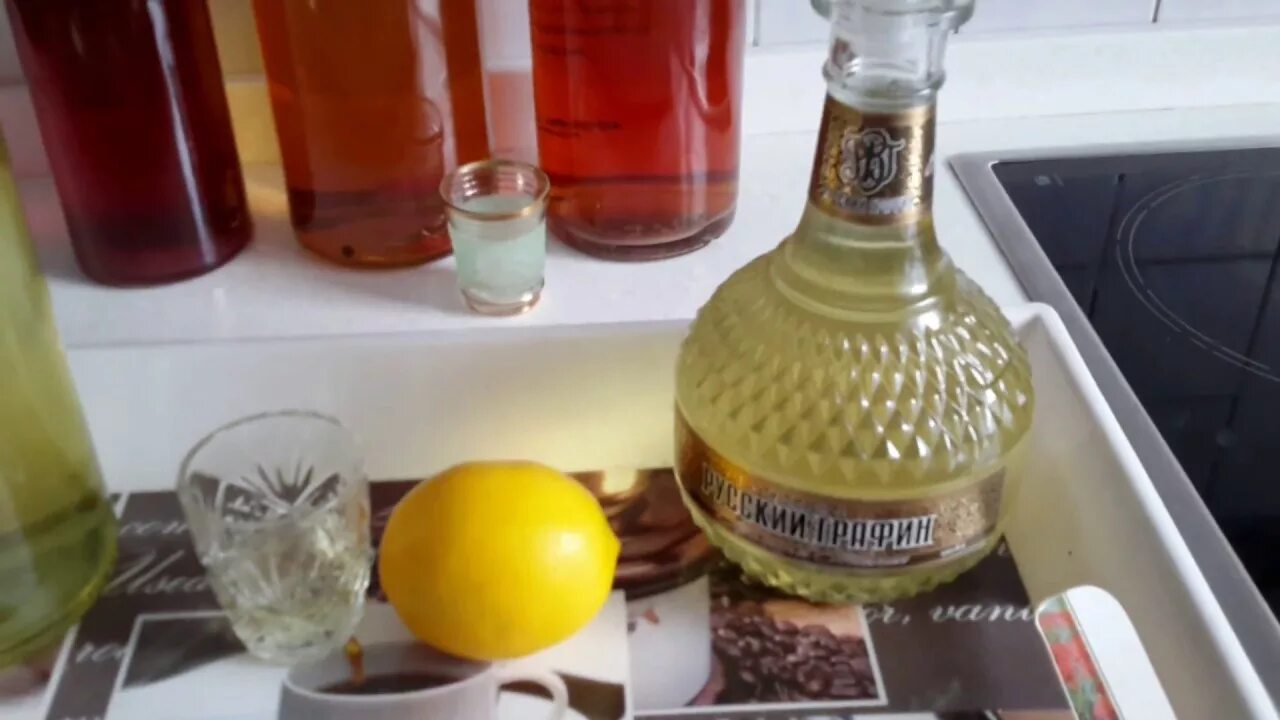 Висельник настойка на лимоне. Лимонный висельник на самогоне. лимонка на самогон. настойка висельник на самогоне лимон. лимончелло с подвешенным лимоном.