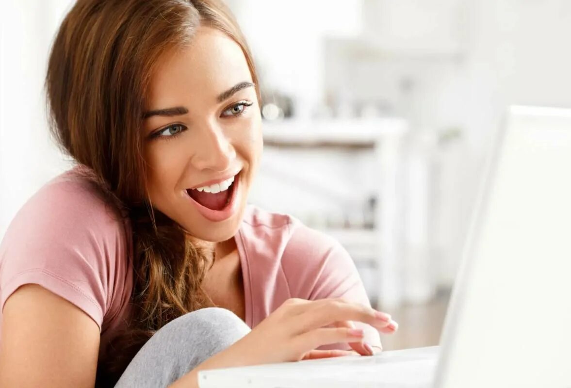 Девушка знакомится в интернете. Компьютер и человек. Виртуальное общение в интернете. Женщина сидит в интернете. Красивая девушка с компьютером.