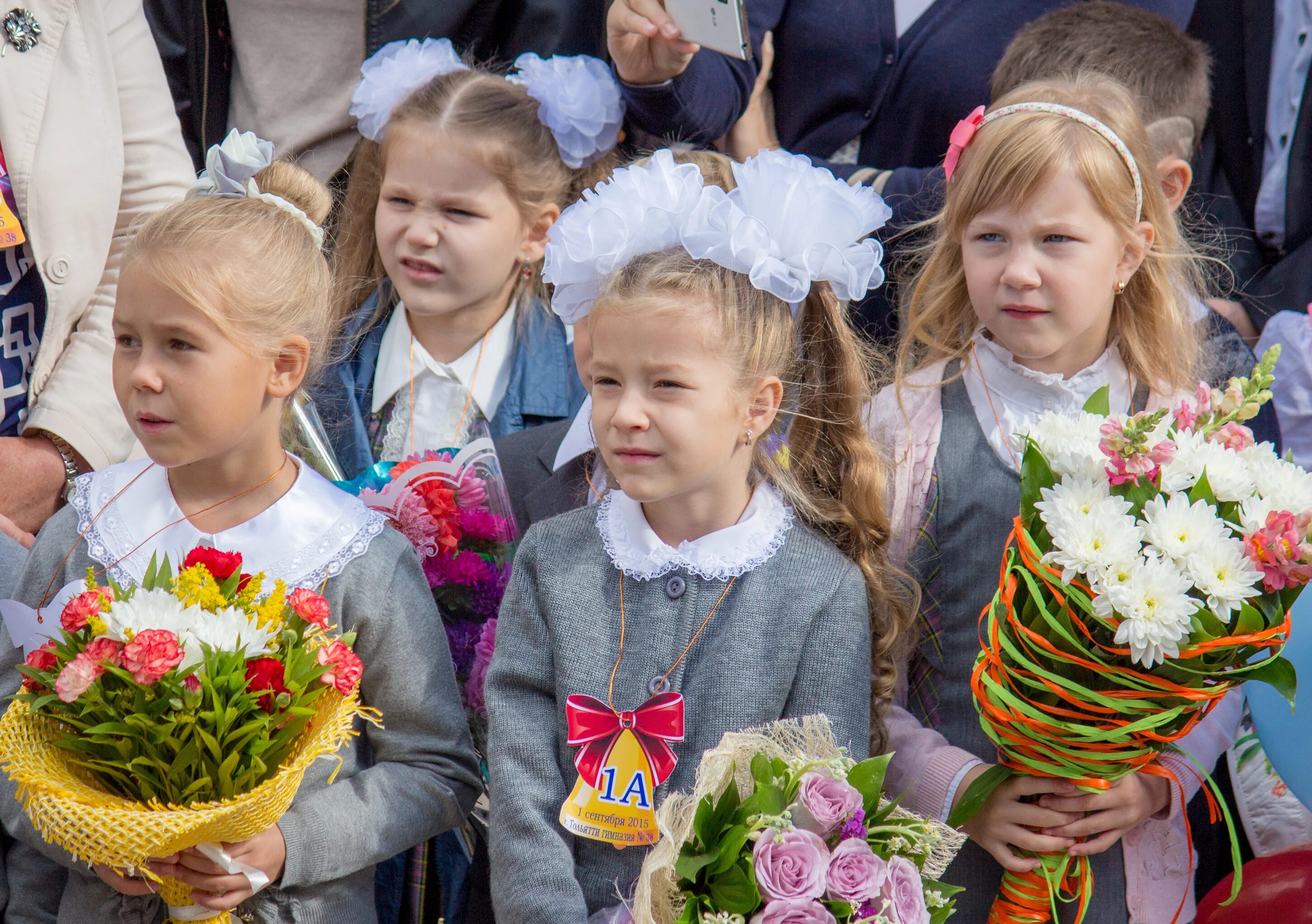 Первое сентября 7 класс. Линейка 1 сентября. Линейка в школе. Школа 1 сентября. Школьники на линейке.