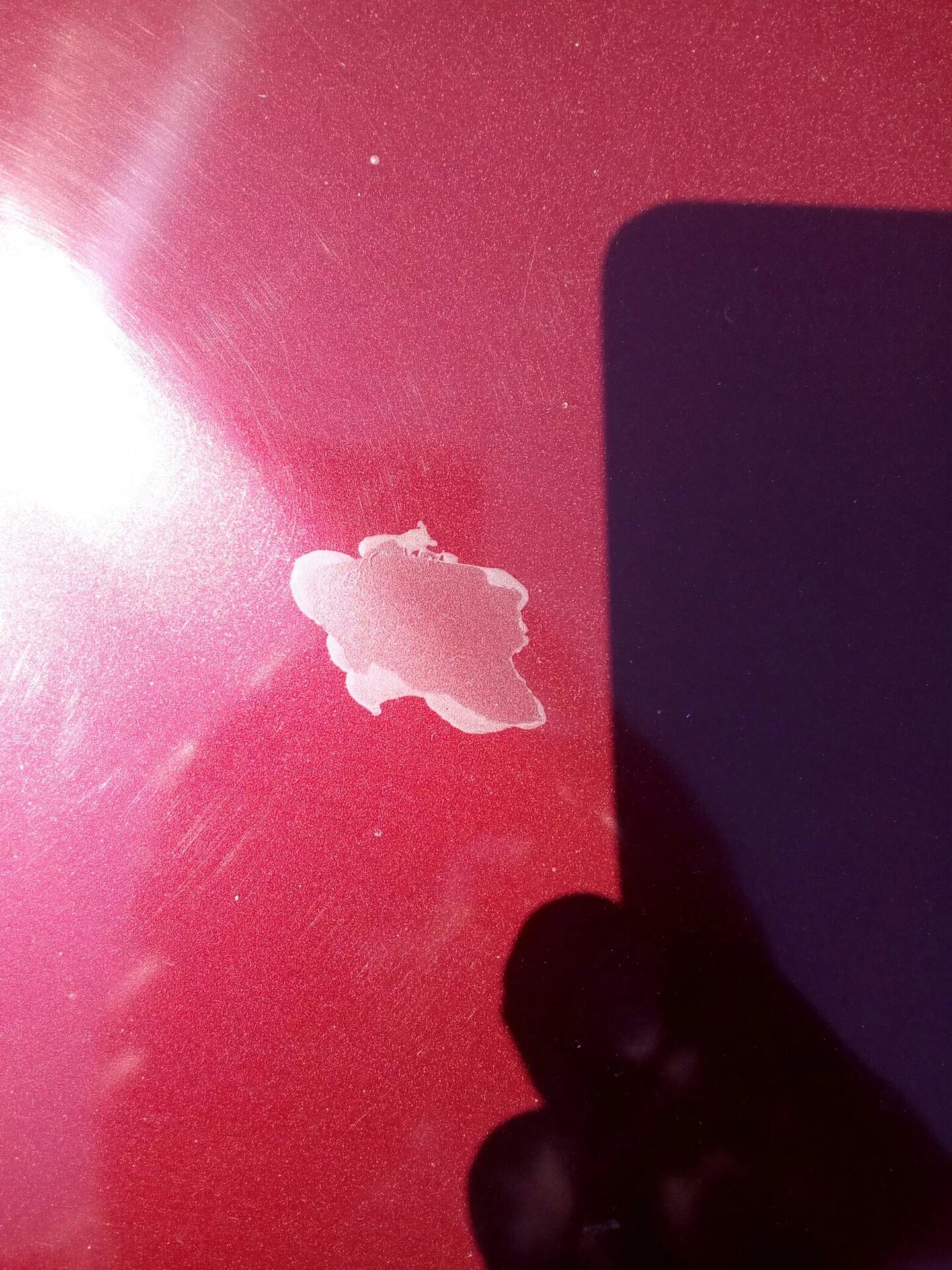 Полез лак на авто. Отслоение лака на авто. скол краска отслоилась. полез лак на капоте. лак для сколов.