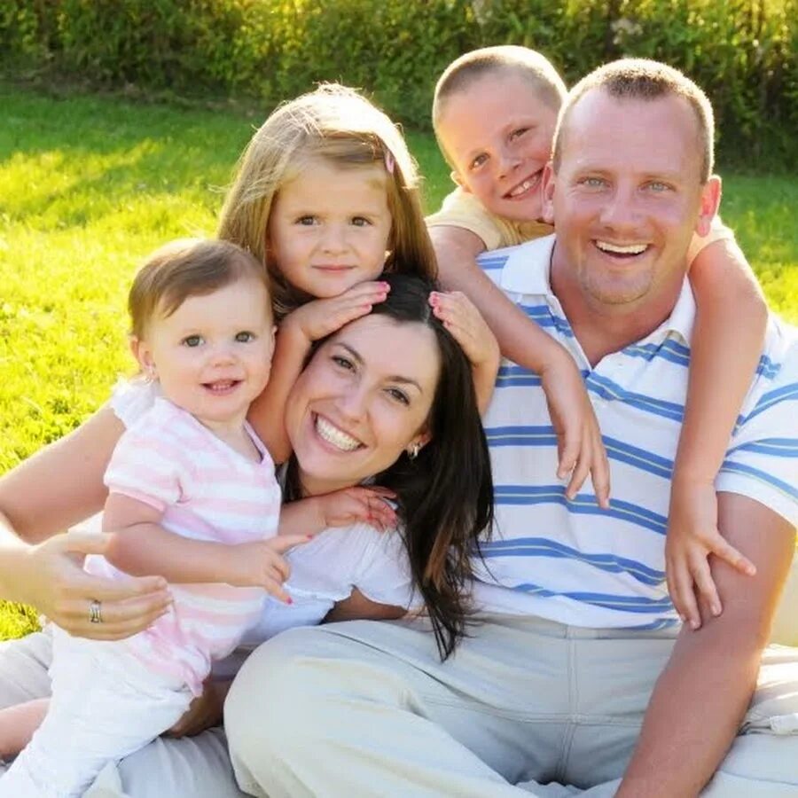 Младенец с родителями. Семья. Родители и дети. Парк для детей. Семья это счастье.